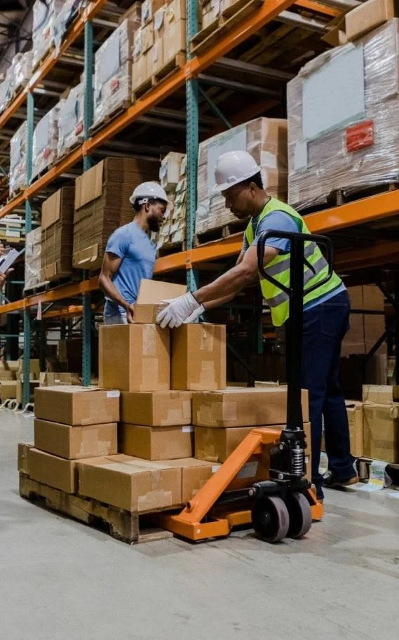 Equipo trabajando en el almacén